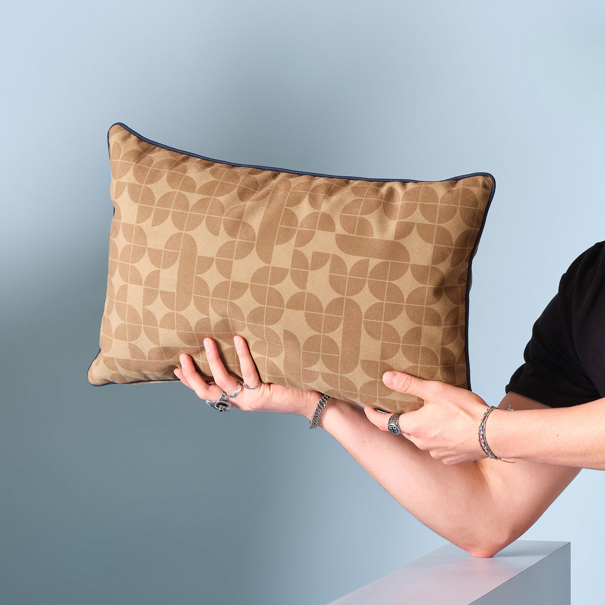 Coussin vintage années 50 – touche design et élégance intemporelle pour le salon