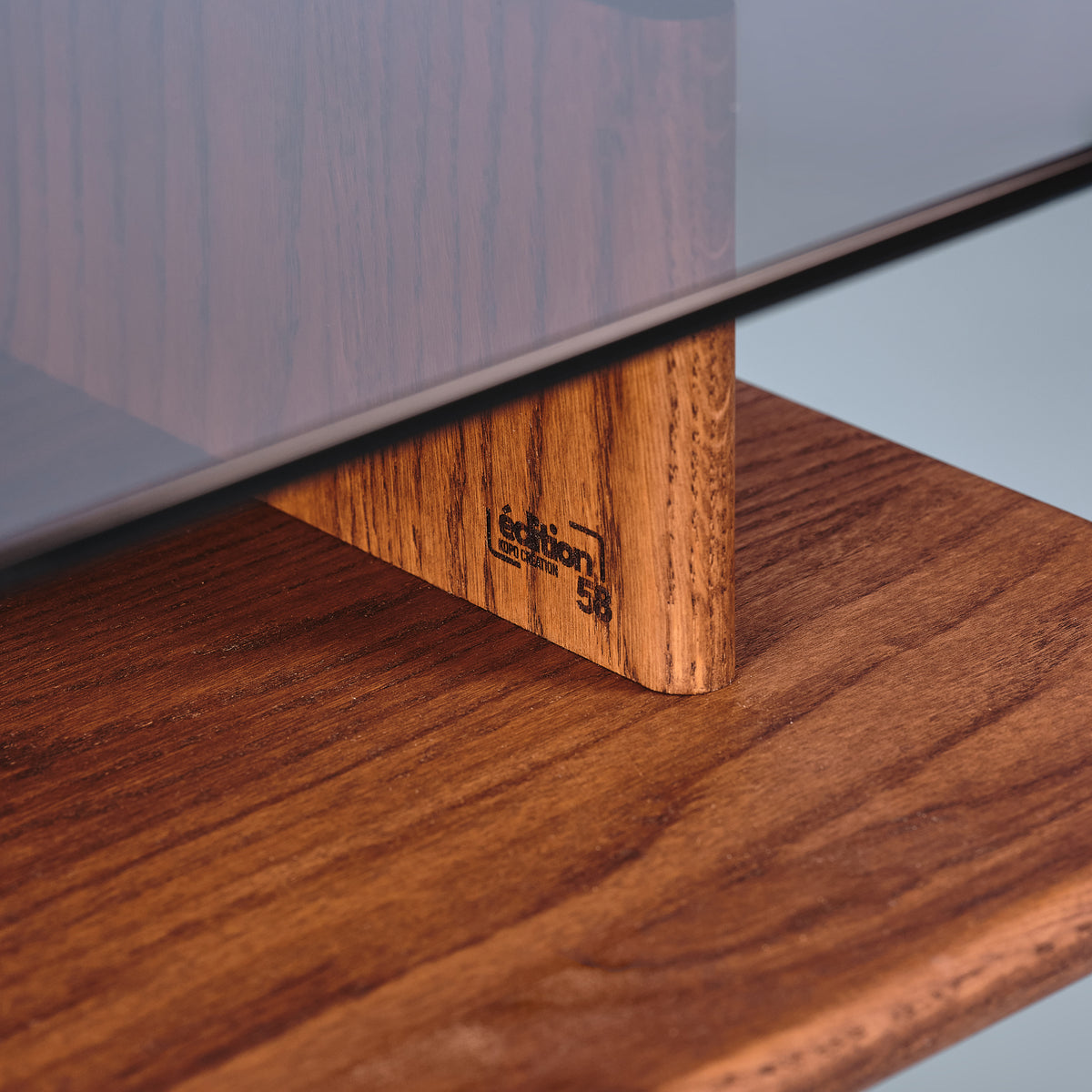 Table basse artisanale en chêne massif – inspiration Mid-Century et savoir-faire français