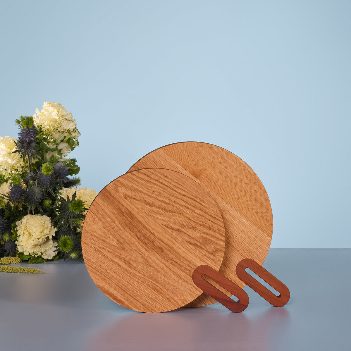 Planche à pizza en bois style Mid-Century – chêne massif et manche noyer, fabriquée en France