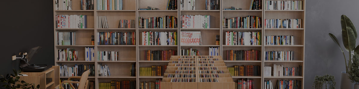 Meubles de médiathèque en chêne massif conçus pour le rangement et la valorisation des collections de vinyles, livres et médias culturels