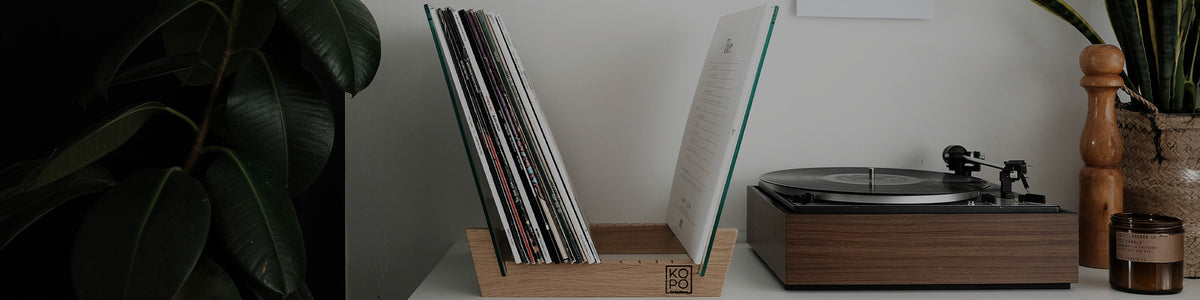Support pour vinyles en chêne massif et verre trempé fabriqué artisanalement en France pour ranger et mettre en valeur votre collection de disques 33 tours et 45 tours