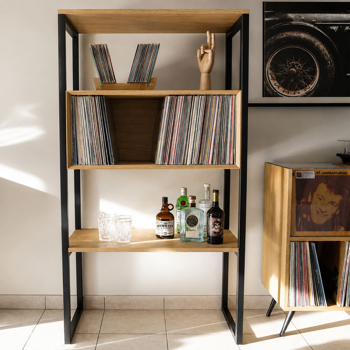 Bibliothèque vinyle en chêne massif et acier style industriel