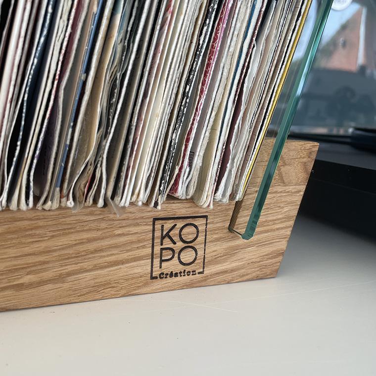 Détail de finition soigné, support de rangement vinyle 45T à poser de la marque kopo création