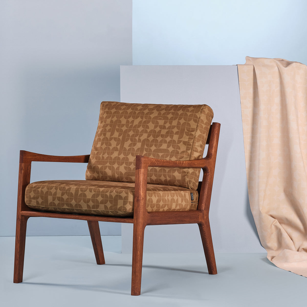 Fauteuil style années 50 en suédine vert sauge et bois massif – KOPO Création