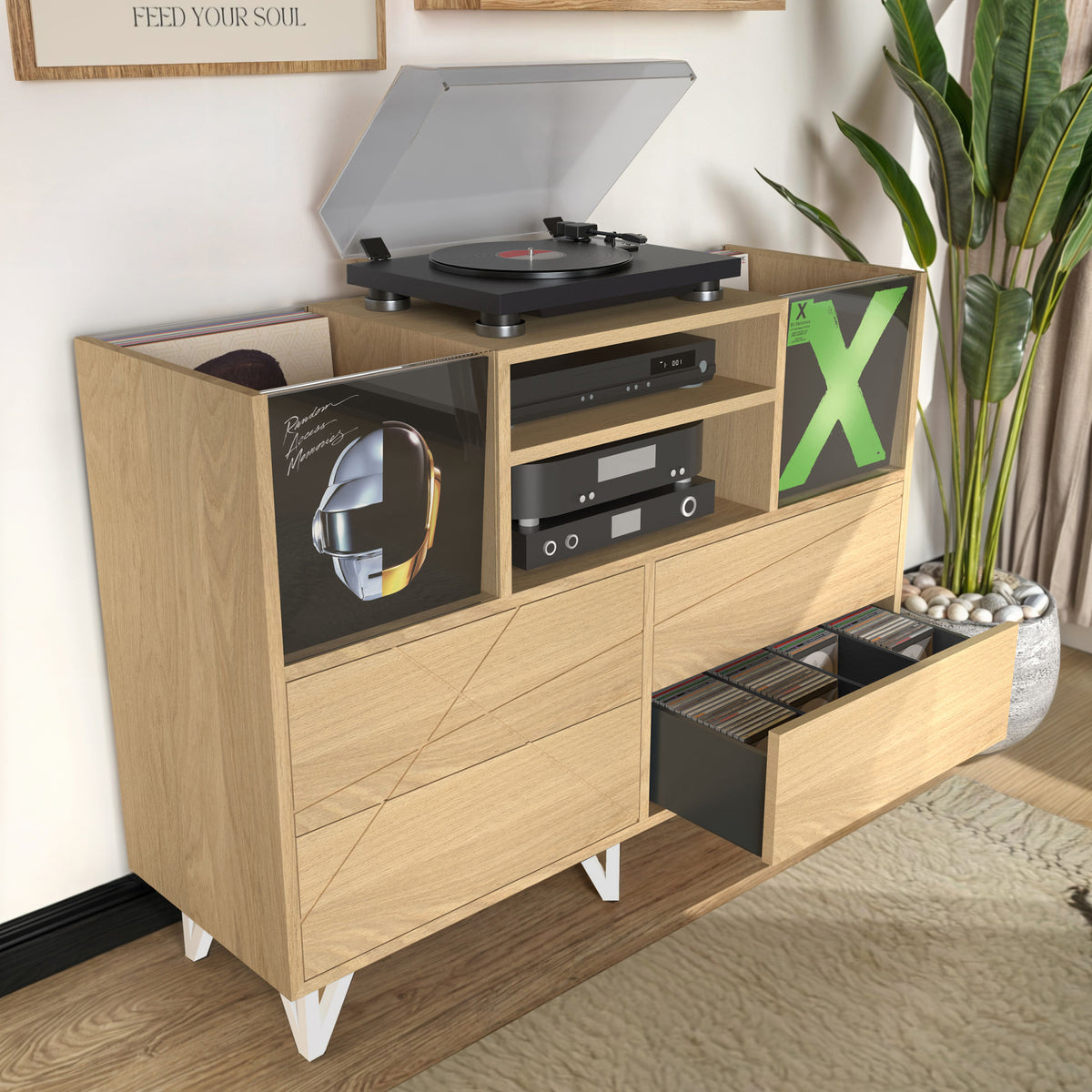 Vue en perspective d'un meuble hi-fi en bois clair avec une platine vinyle sur le dessus. Le meuble comprend des compartiments dédiés aux disques vinyles, des étagères pour amplificateurs et un tiroir ouvert rempli de CD. Style moderne avec pieds en épingle blancs.