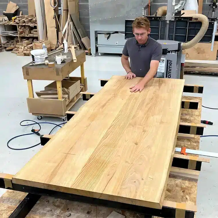 détail fabrication plateau de table live edge sur mesure en chêne massif haut de gamme