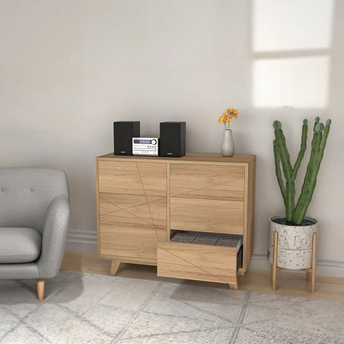 Le meuble dans un salon moderne, assorti à d’autres meubles en bois massif, montrant son intégration harmonieuse.