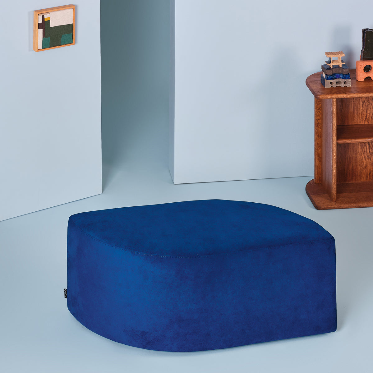 Pouf en velours bleu royal de forme diamant – design unique et fabrication artisanale KOPO Création