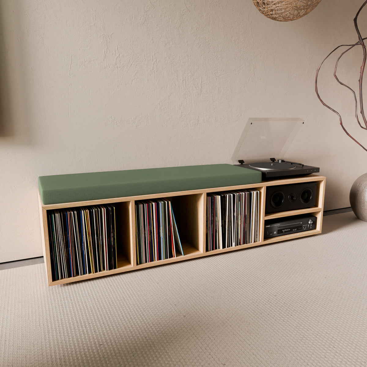 Meuble bas en chêne massif pour disques vinyles vu de trois-quarts, montrant le veinage naturel du bois et les compartiments de rangement pour platine et hi-fi.