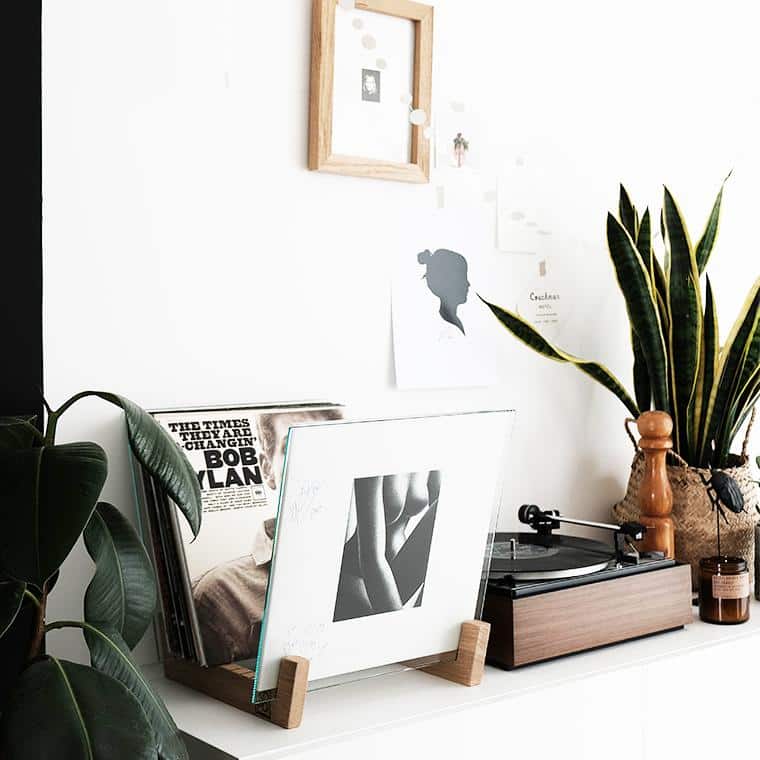 Ce rangement pour disques 33T est idéal à offrir au mélomane collectionneur de vinyles. Esthétique et pratique, il est la solution de stockage qu'il vous faut !