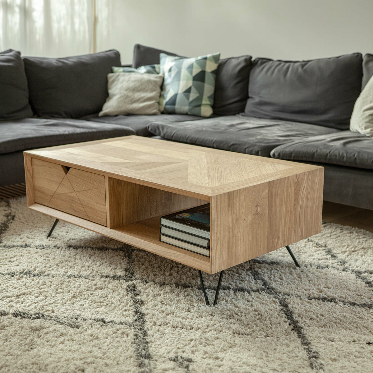 table basse en chêne massif teinte clair avec tiroirs et pied noir