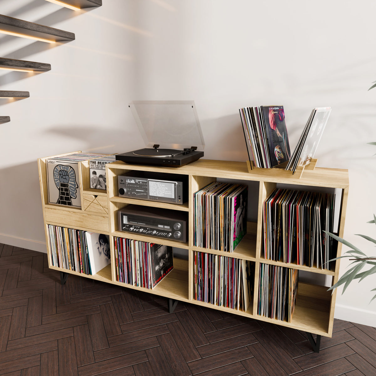 Meuble vinyle vu de profil montrant la profondeur pour platine disque et amplis vintage.