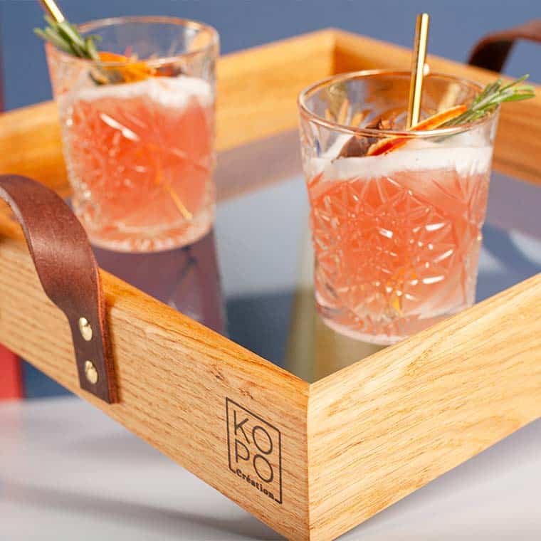 Plateau de service en bois massif et verre trempé avec hanses en cuir véritable de kopo creation
