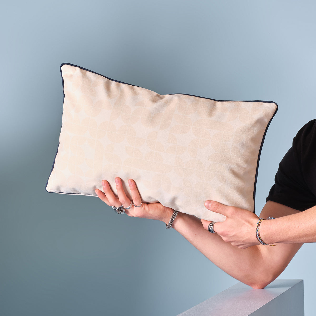 Coussin décoratif style Mid-Century – motifs géométriques rétro et finitions soignées