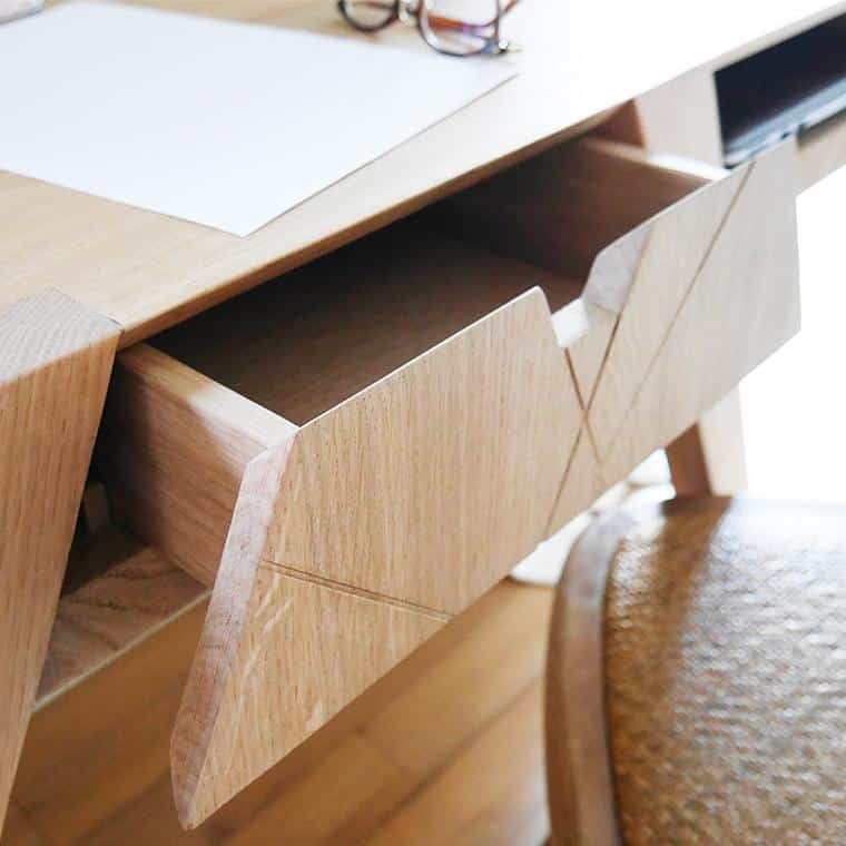 détail tiroir de bureau en chêne massif