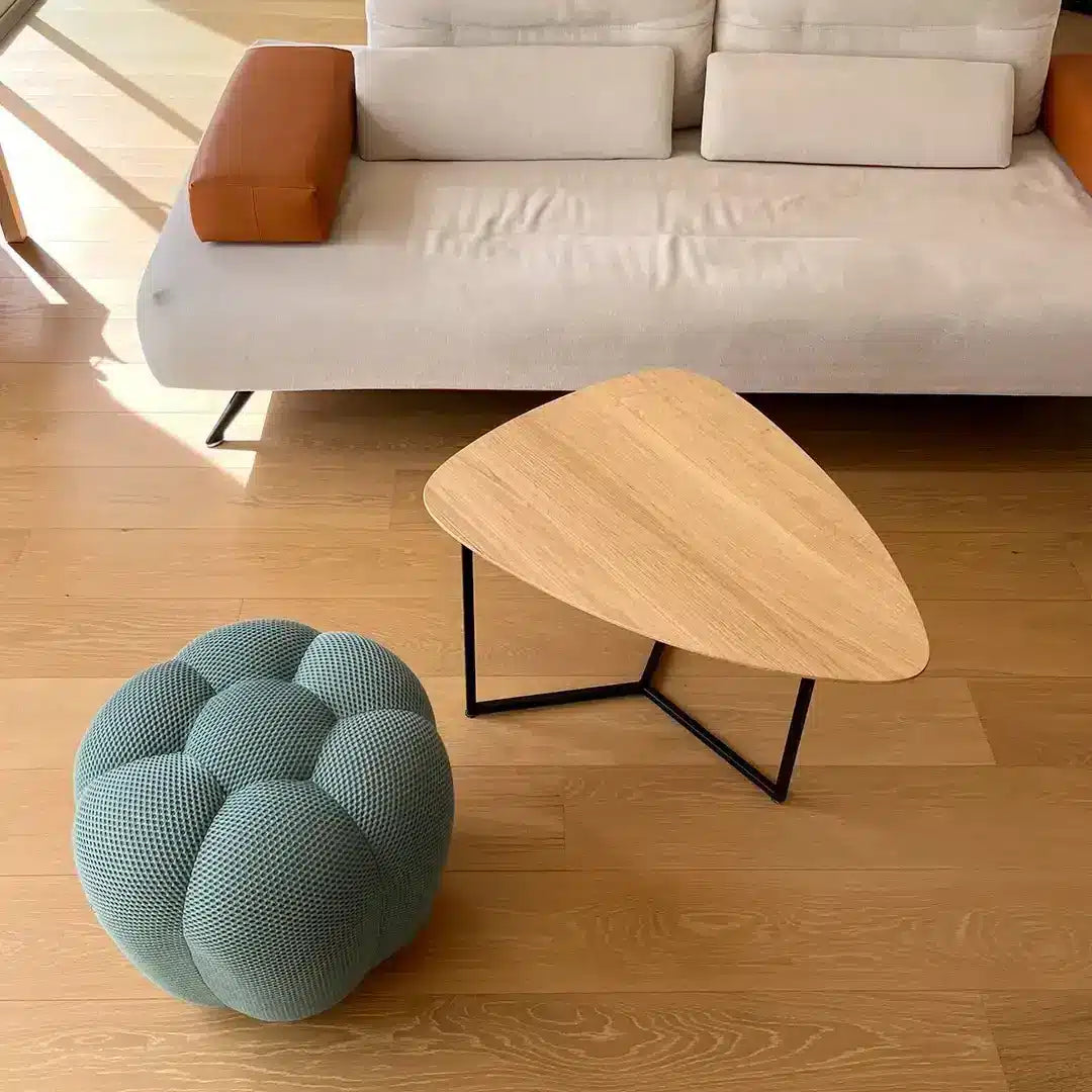 Vue du dessus table basse galet en chêne bond en forme de galet et pied en acier