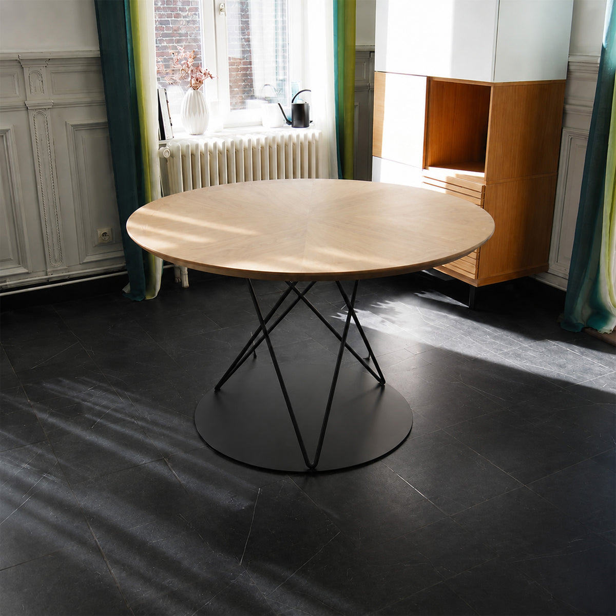 table ronde en bois massif et pied en acier idéal pour une cuisine