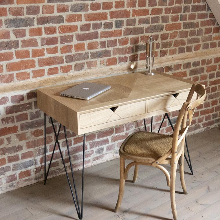 Bureau de fabrication artisanale soignée en bois massif et pied en acier noir, avec deux grands tiroirs