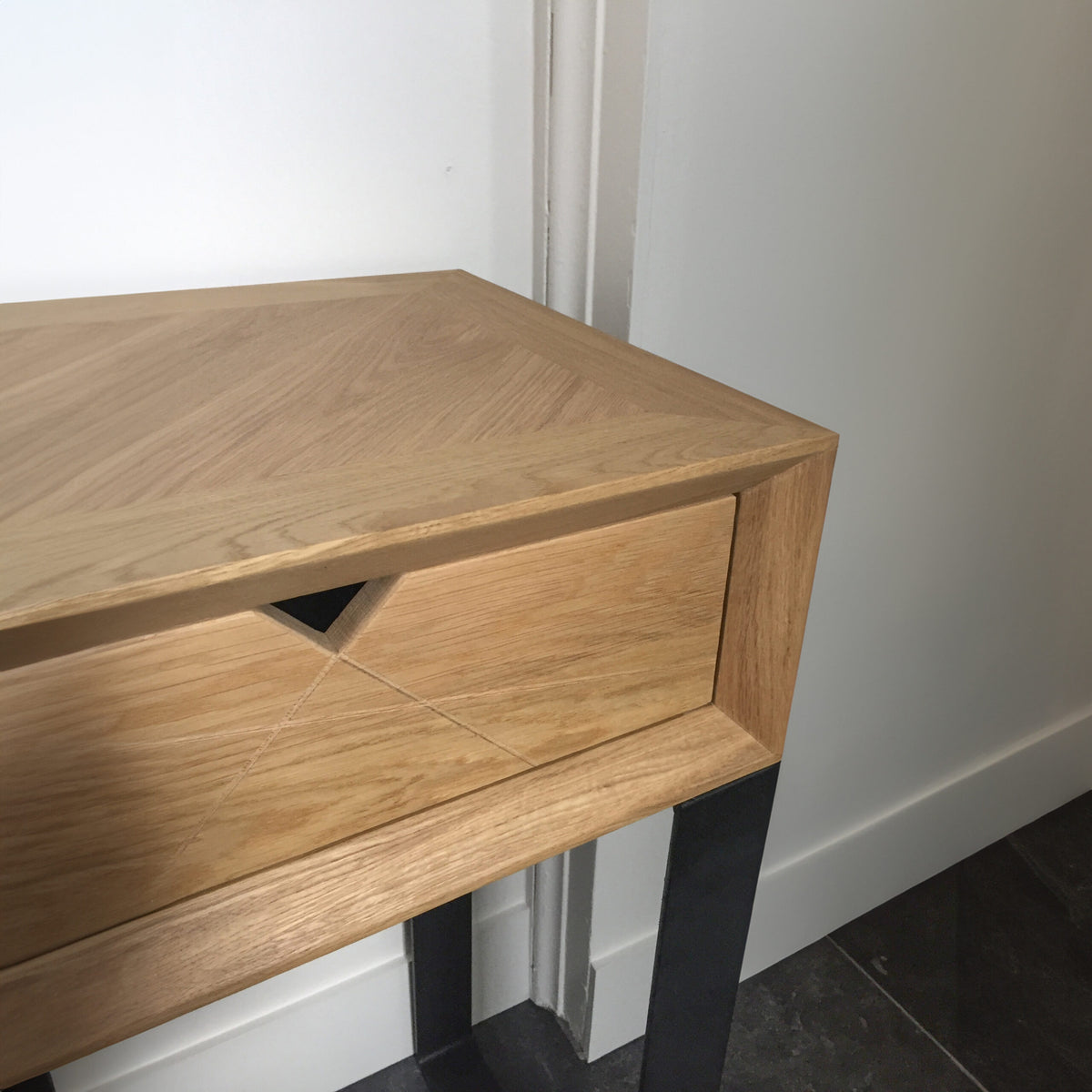 détail console d'entrée industrielle tiroirs bois et champs biseautés