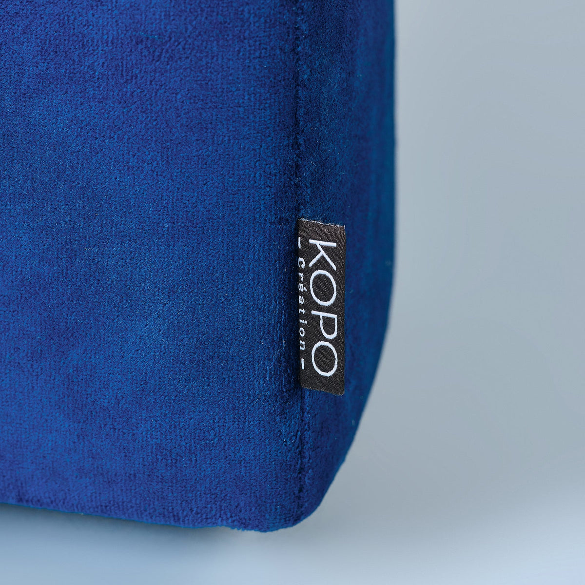 détail étiquette pouf velours