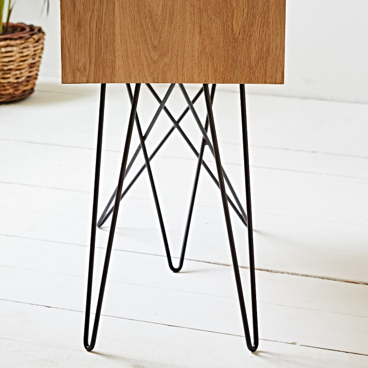 détail pied en acier meuble vinyle