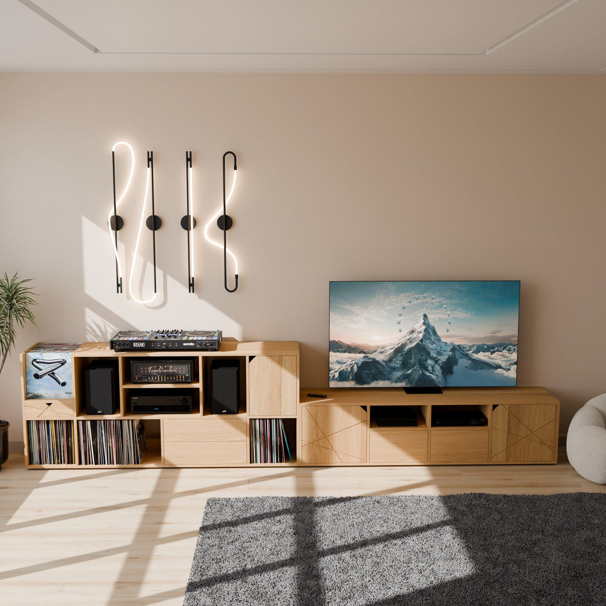 Vue de face d'une installation complète comprenant le meuble DJ à gauche avec platines et enceintes, et le meuble TV bas à droite sous un écran plat, le tout en chêne massif.