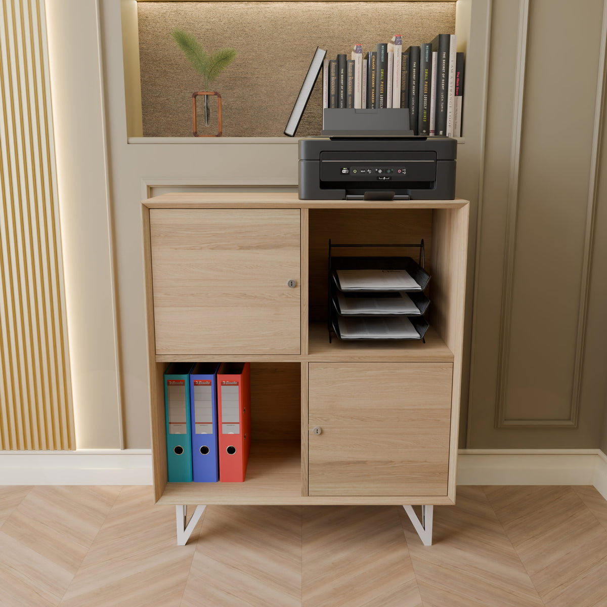 Meuble de bureau en chêne clair avec pieds en métal blanc et portes à serrures, intégré dans une décoration d'intérieur lumineuse.