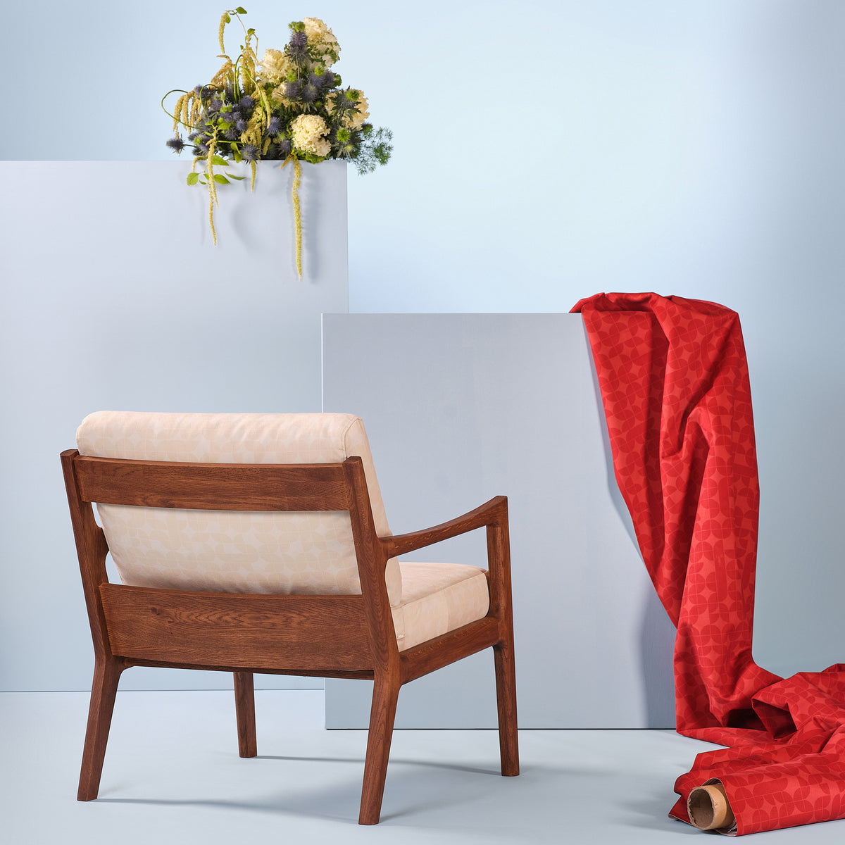Fauteuil Mid-Century beige en chêne massif teinté noyer – KOPO Création