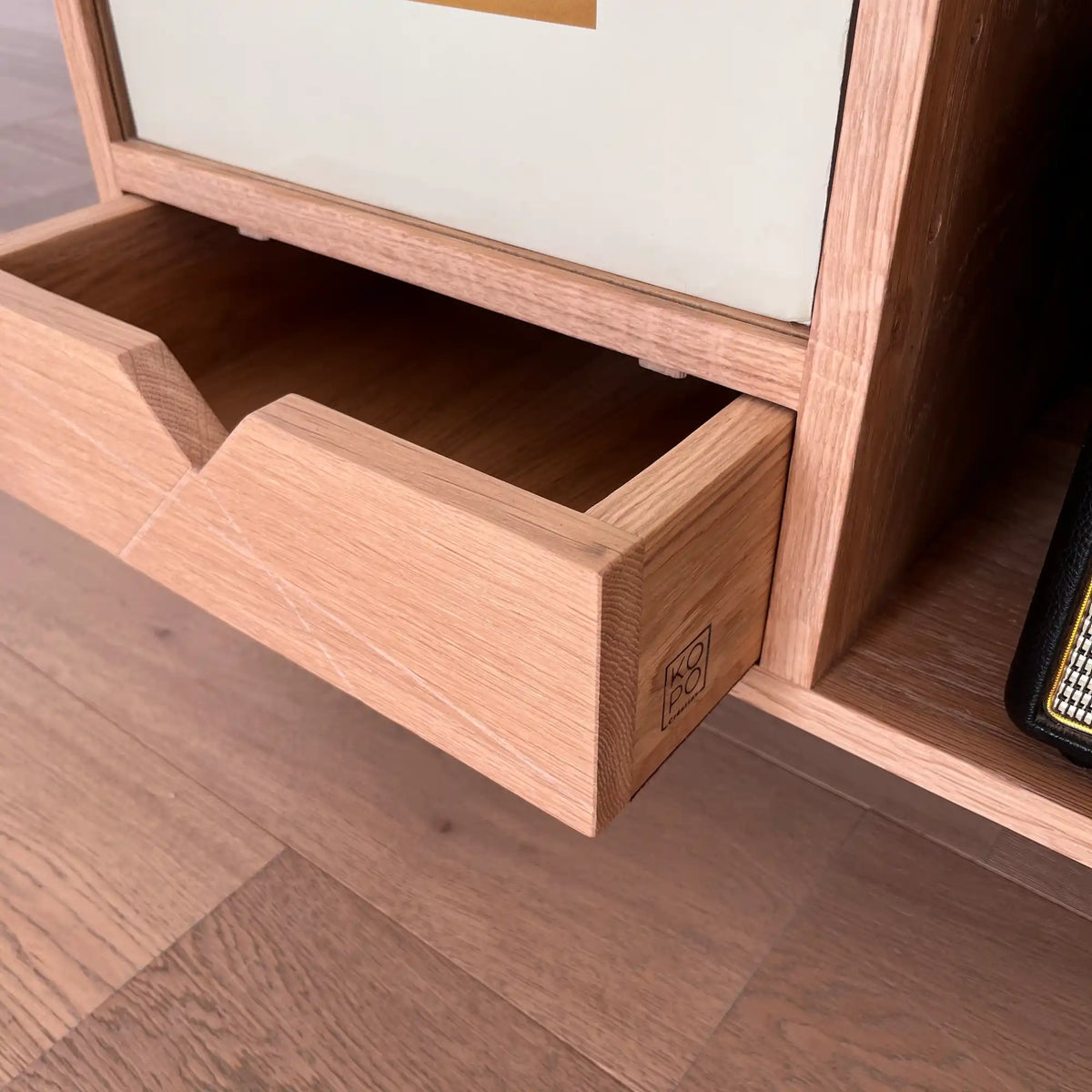 détail sur tiroir meuble bas pour vinyle en bois et acier
