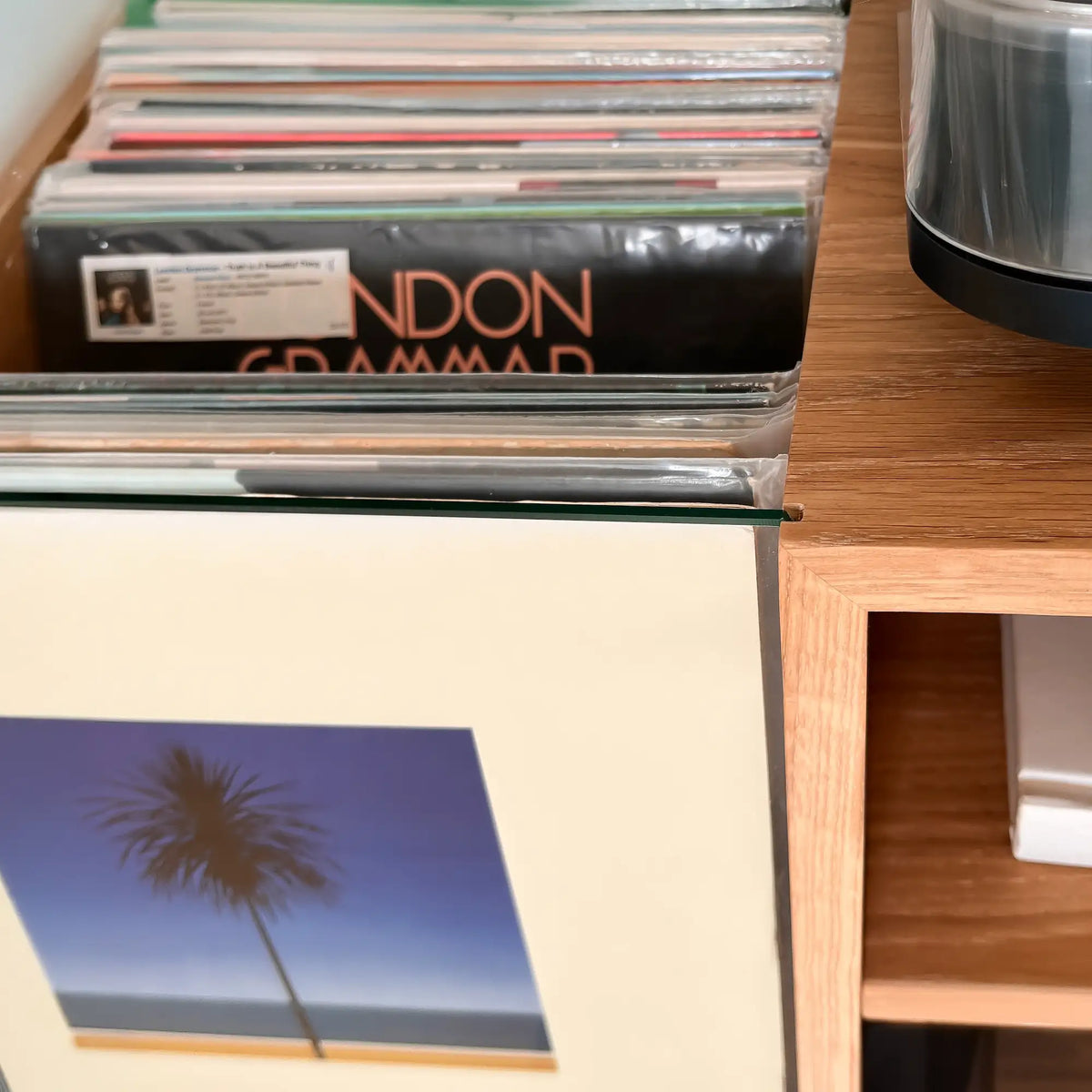 détail bac disquaire sur petit meuble vinyle bas