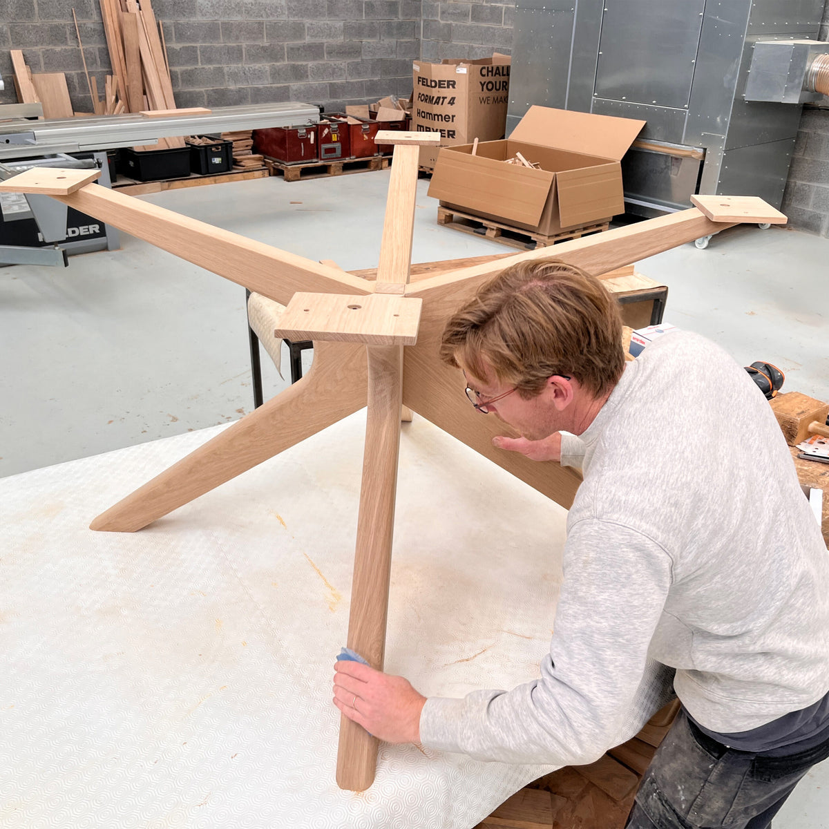 Table à manger ronde en chêne massif Ø170 cm installée dans une salle à manger design