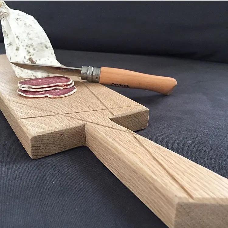 planche à saucisson en bois massif avec manche 
