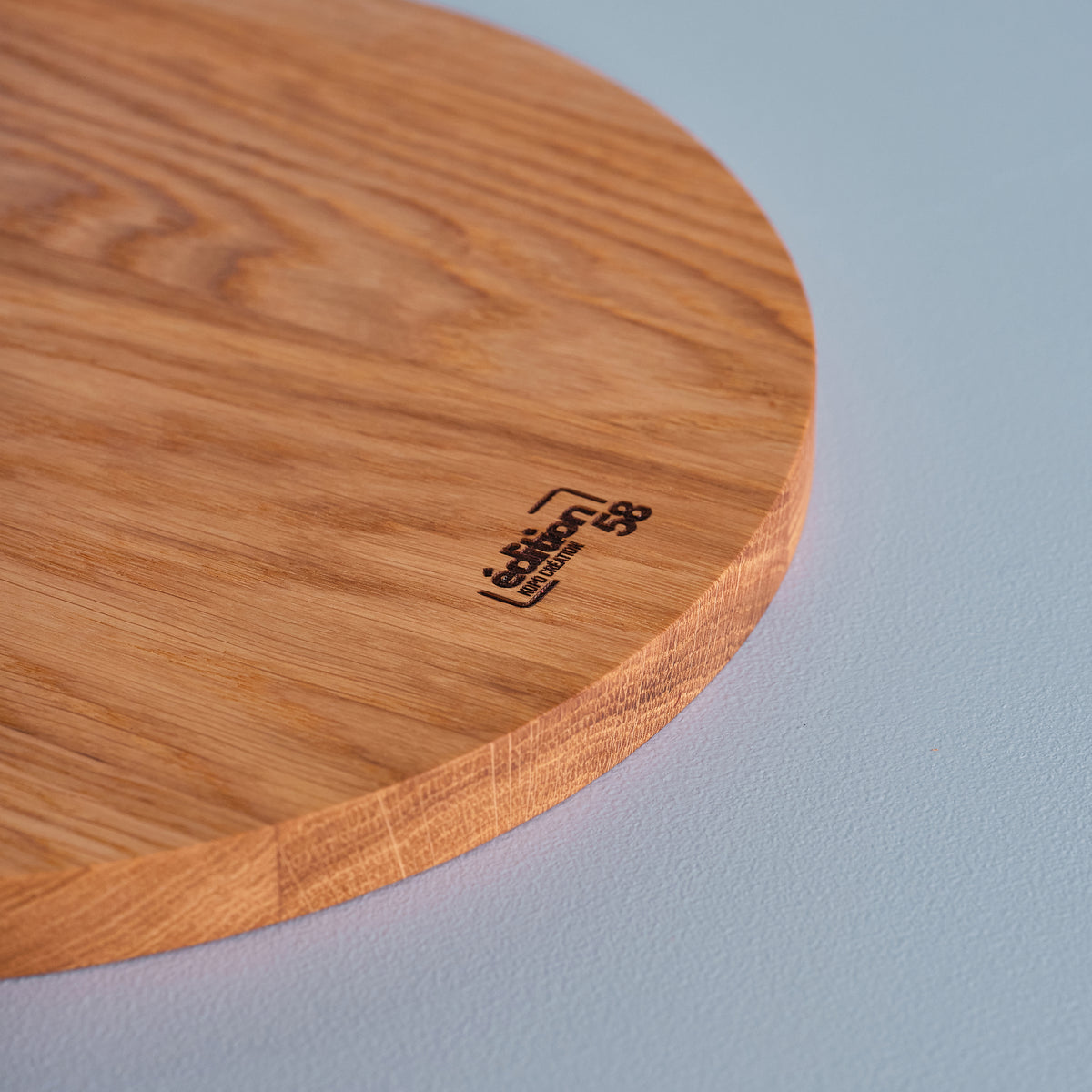 Manche en noyer sculpté, finition soignée – planche à pizza artisanale inspirée des années 50