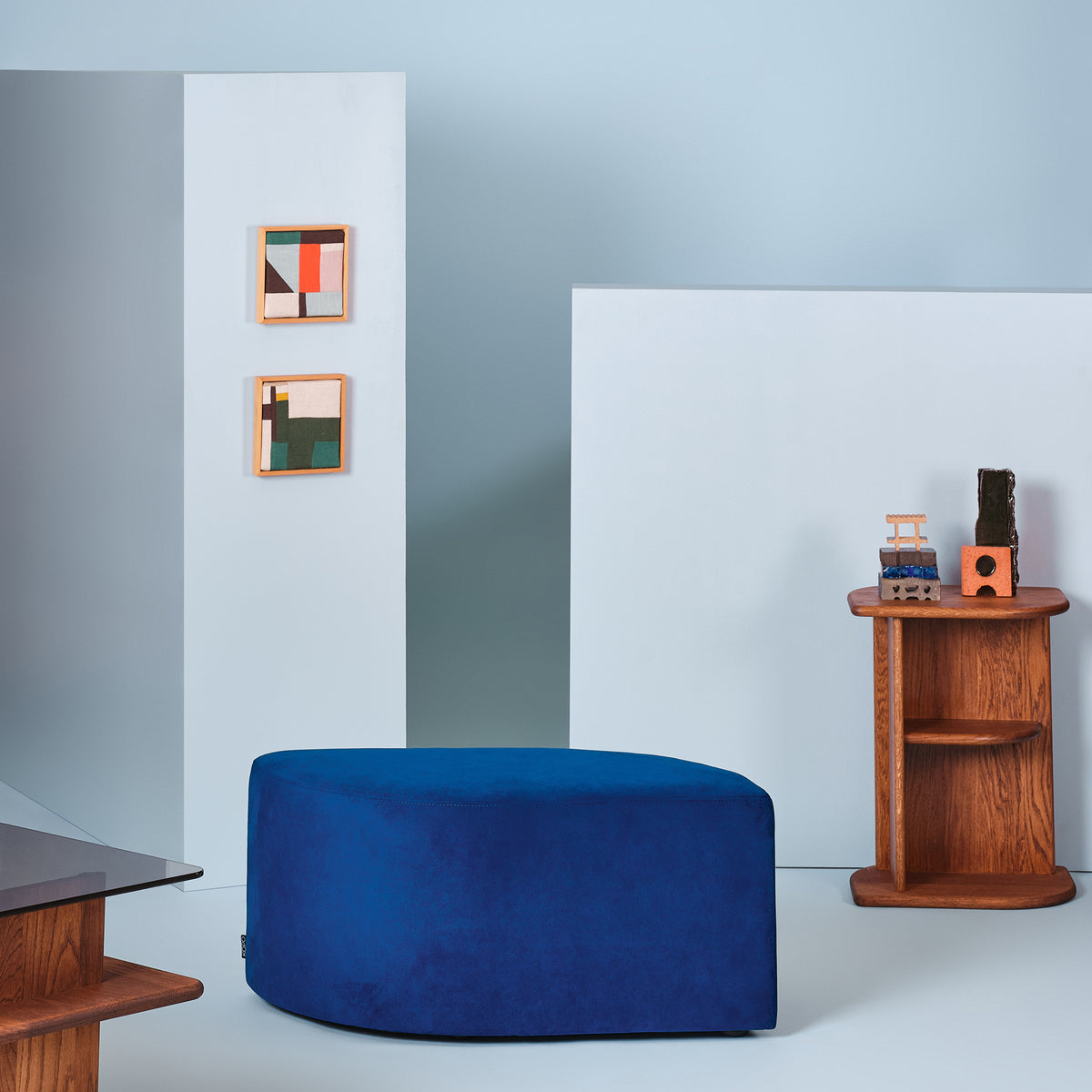 Pouf en velours bleu royal dans une déco inspirée des années 50 – KOPO Création