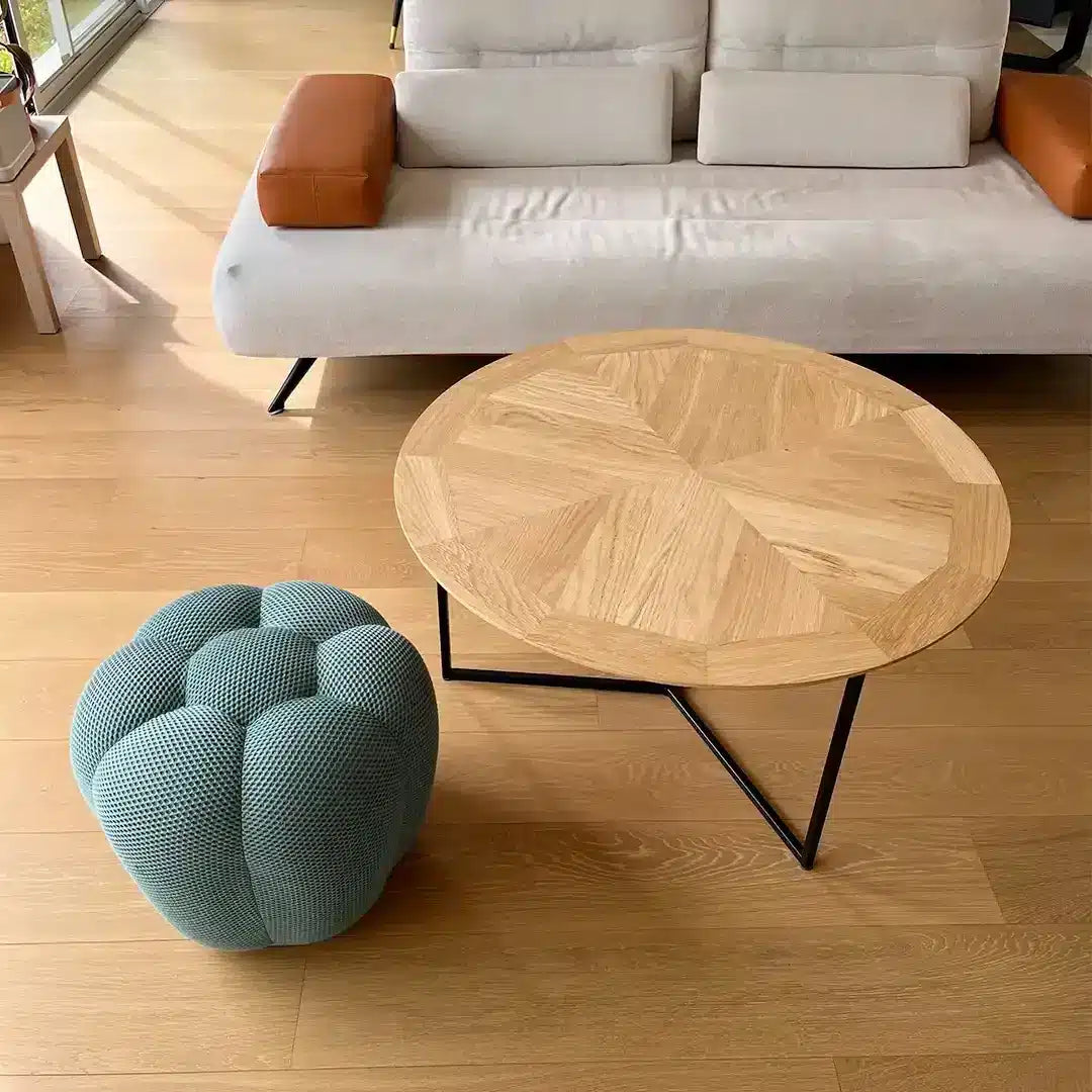 Table basse ronde motif en chevron, bois clair pied couleur