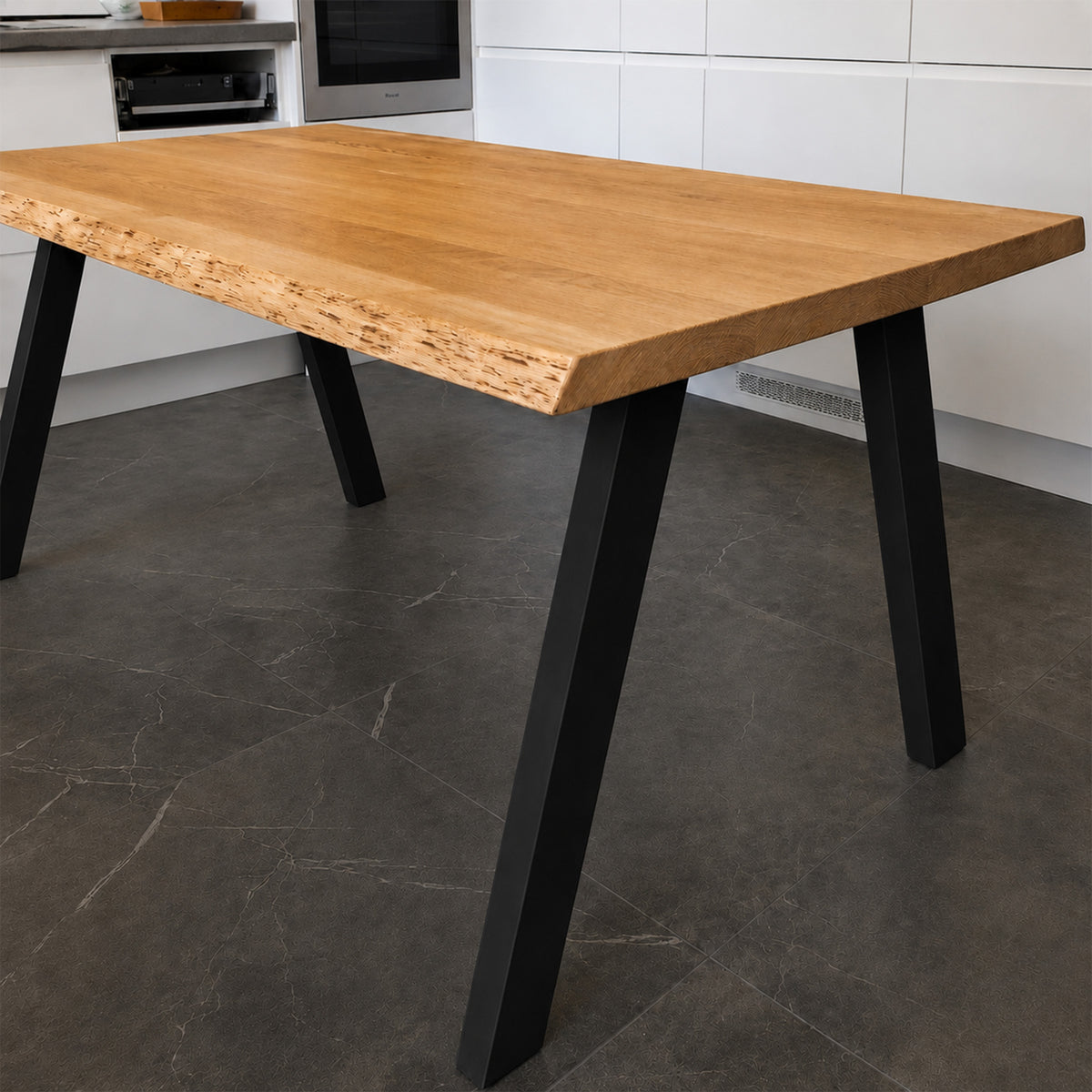 Table live edge scandinave en chêne massif fabriquée par KOPO​ CRÉATION pied noir