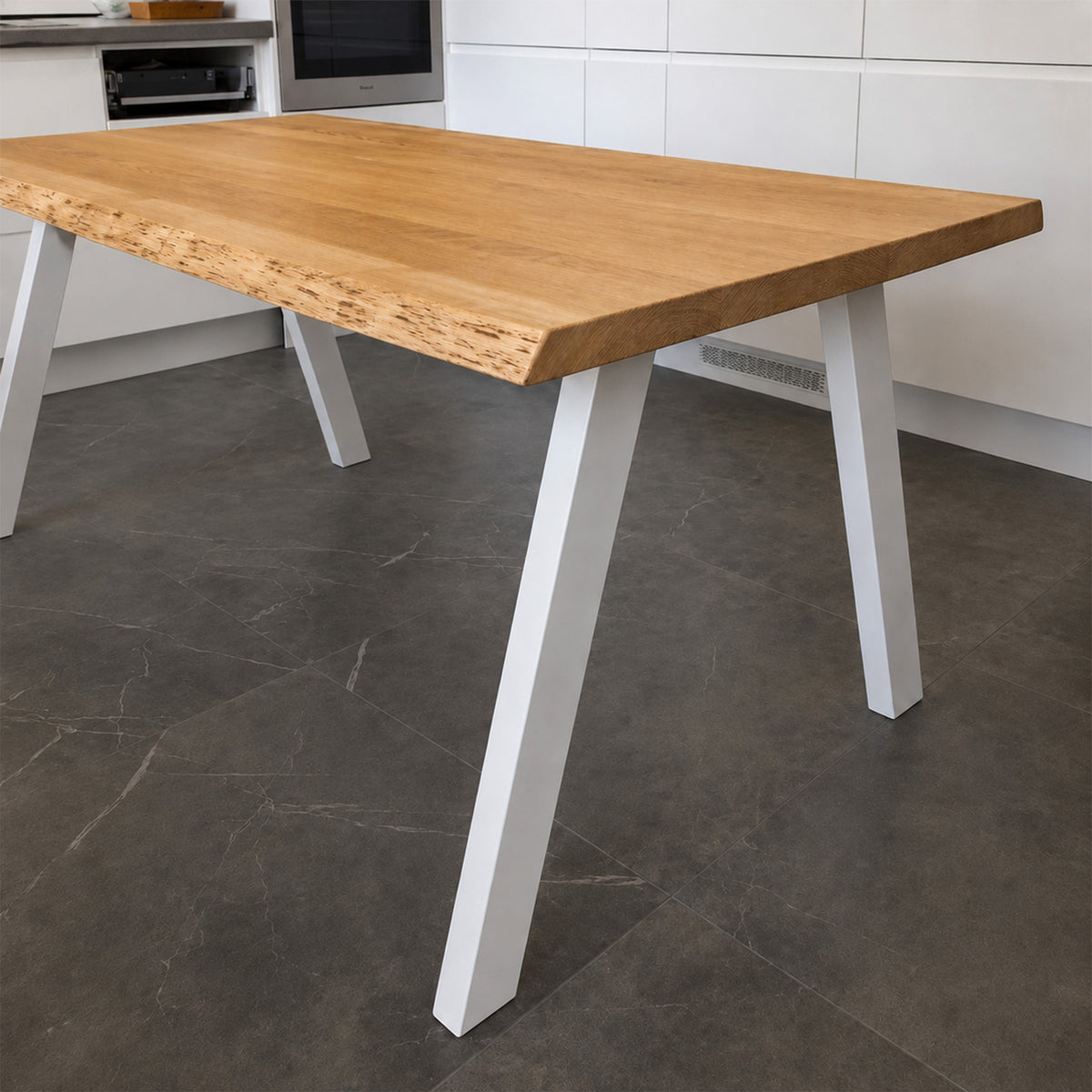 Table live edge scandinave en chêne massif fabriquée par KOPO​ CRÉATION