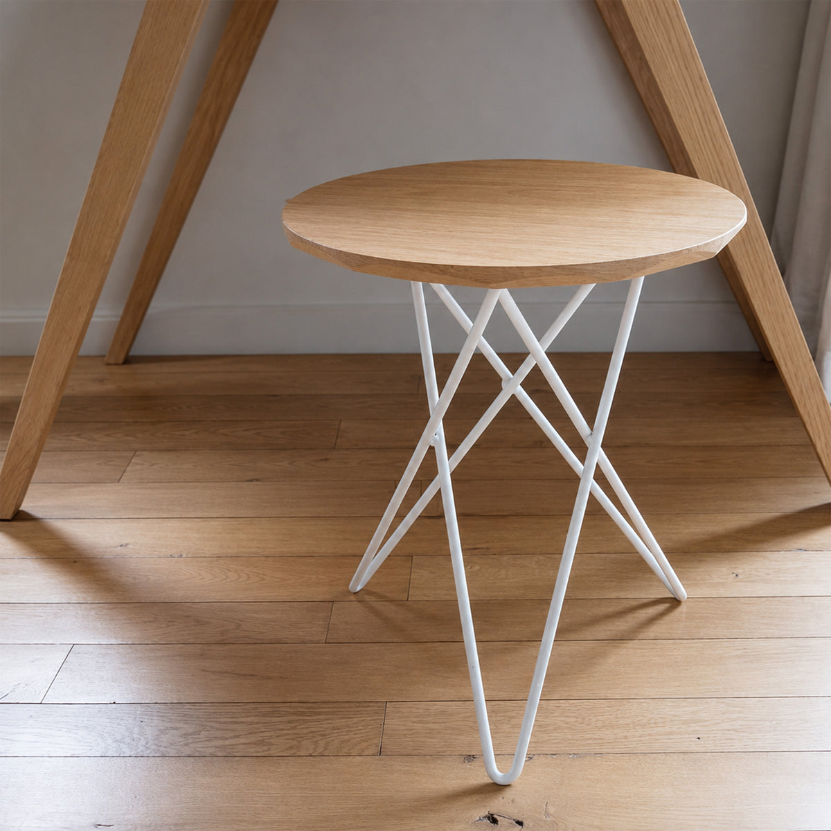 petit tabouret / table d'appoint en chêne massif et pied blanc