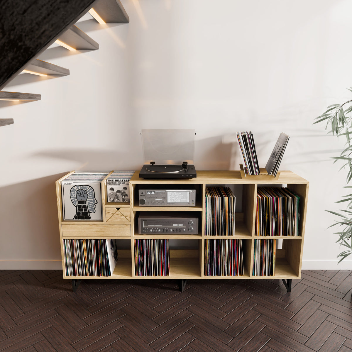 Grand meuble Hifi en chêne massif pour vinyles avec platine et amplificateur dans un salon moderne.