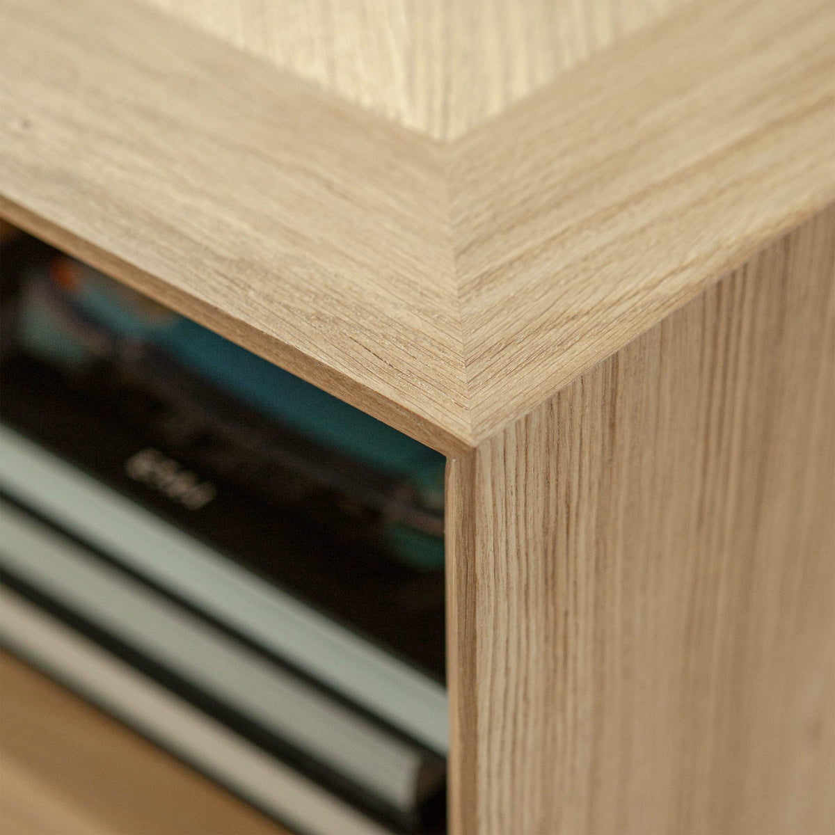 détail assemblage traditionnel ébénisterie table basse en bois massif