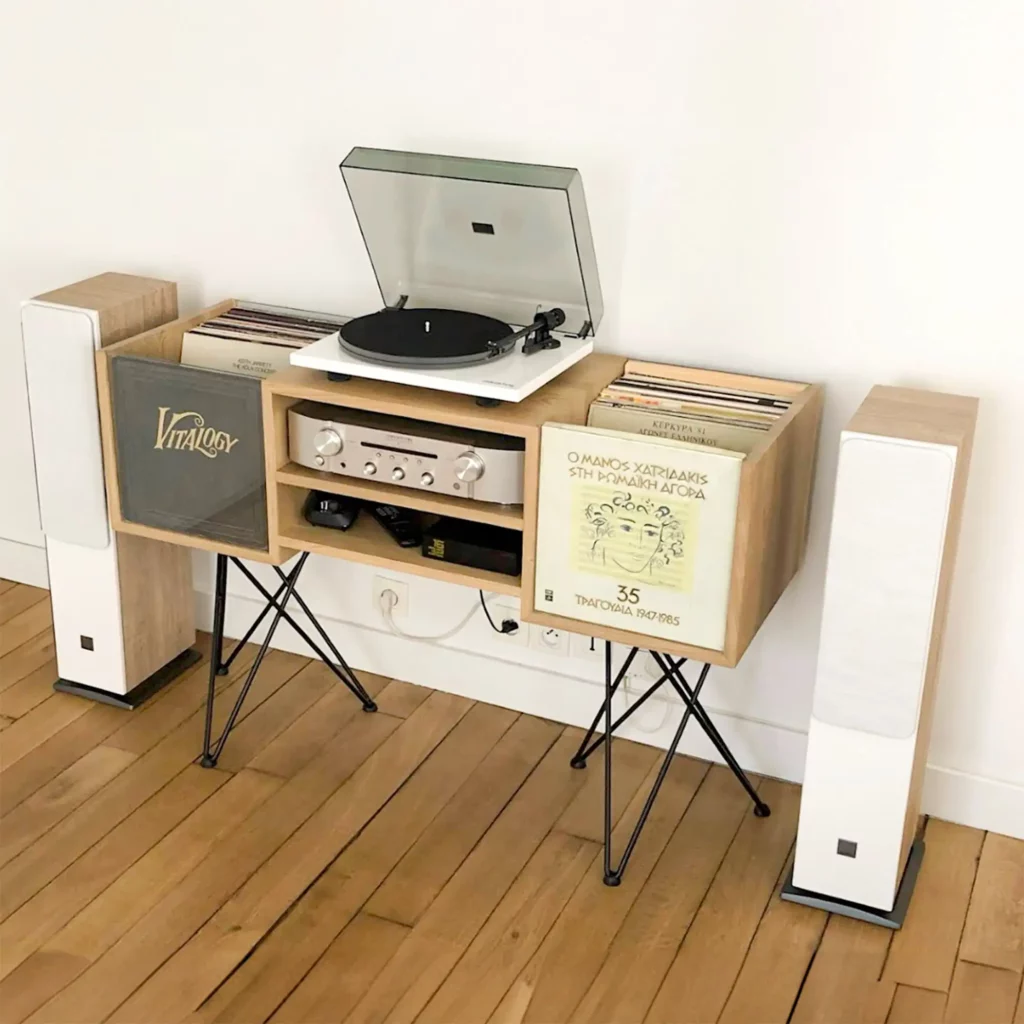 Meuble pour disque vinyle fabriqué sur mesure en bois de chêne massif. Un design rétro et intemporel qui conviendra parfaitement à votre salon.