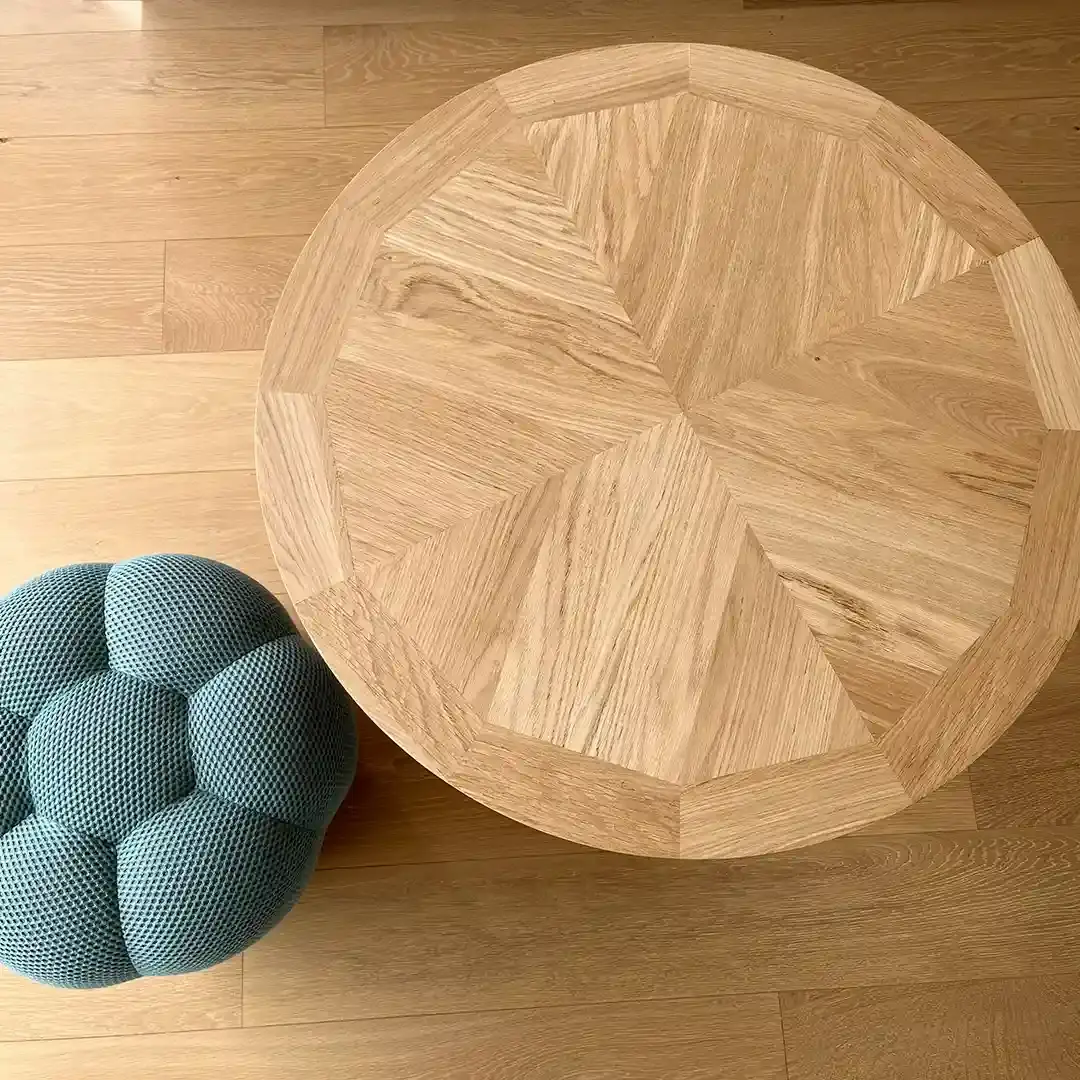 Table Basse au Design Élégant, détail du plateau en chêne massif