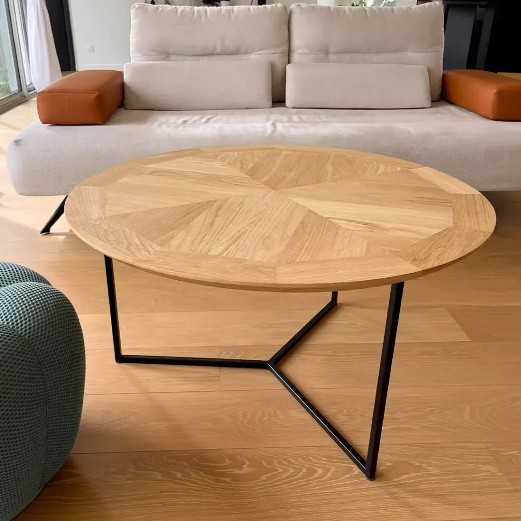 Table Basse Contemporaine en Bois et Métal, vue de profil