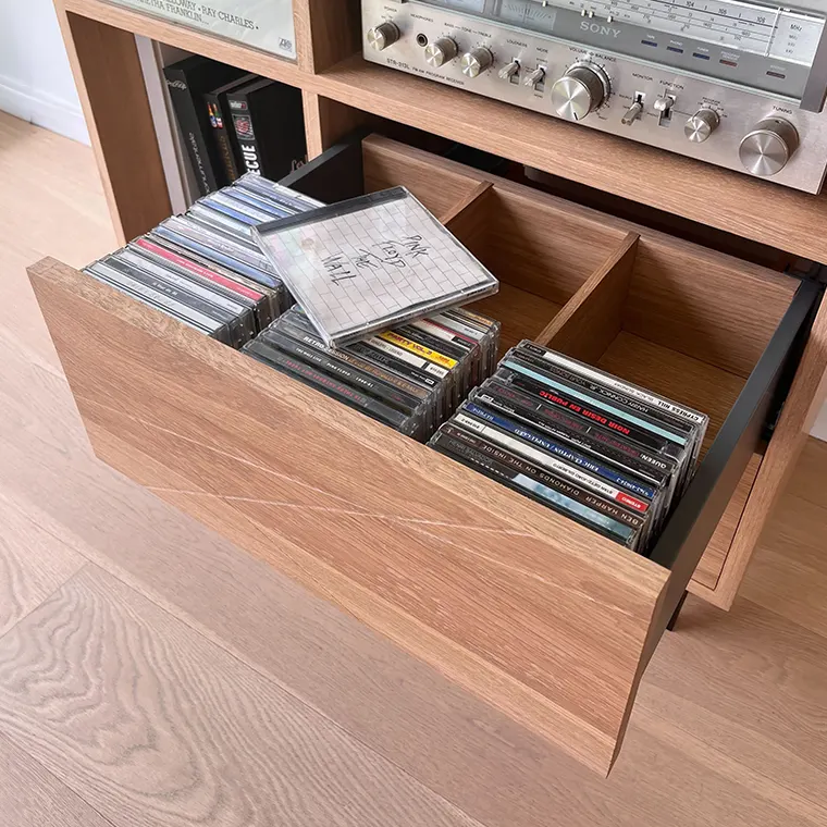 détail tiroir meuble audio CD et Vinyle en bois design