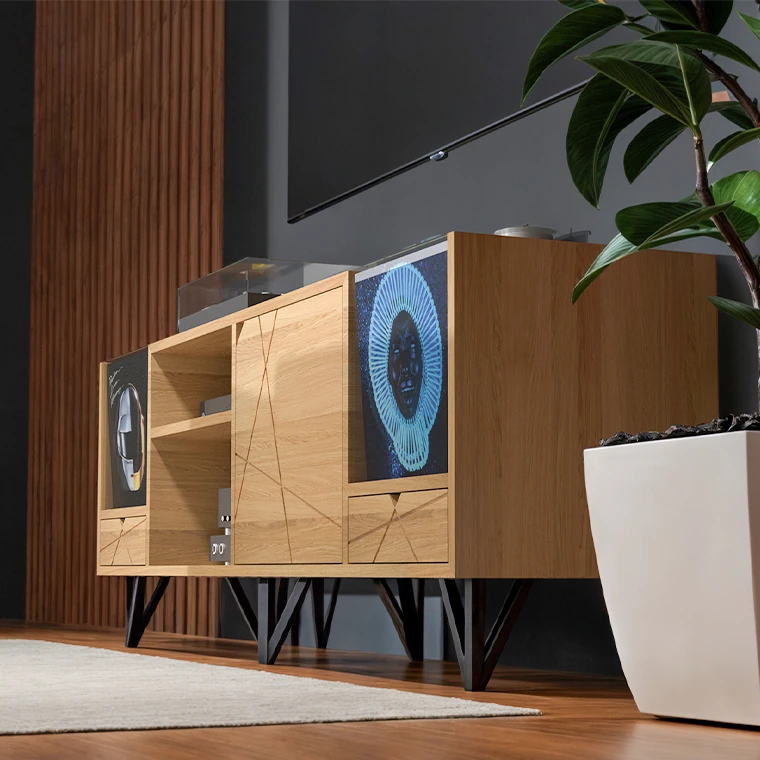 2. Meuble TV design en chêne massif et métal, avec bacs disquaires pour vinyles 33 tours.