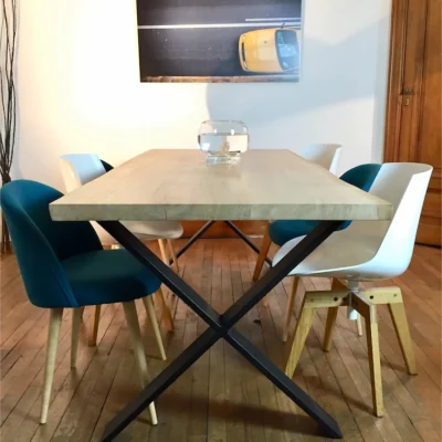 table live edge style industriel avec pied croix en acier et plateau en chêne massif