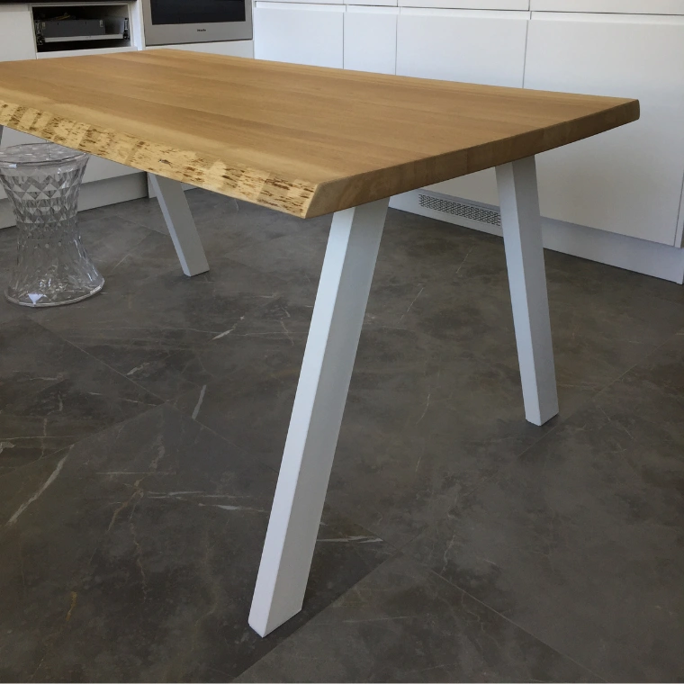 Table live edge scandinave en chêne massif fabriquée par KOPO​ CRÉATION
