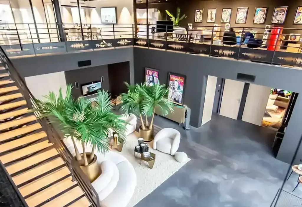 Showroom Phoenix Médias, expert audio et vidéo : mobilier haut de gamme pour vinyles par Kopo Création.